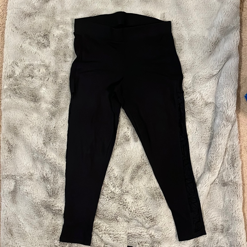 NWOT torrid size 1 leggings with beautiful side detailing